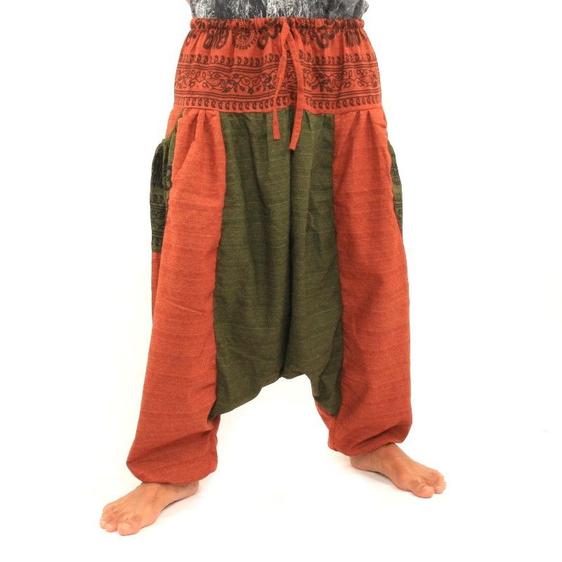 Pantalones harem con 2 bolsillos laterales grandes.