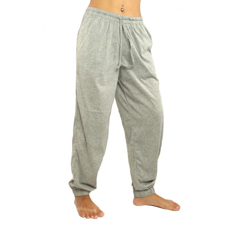Pantalón gris con bolsillos laterales de algodón elástico.
