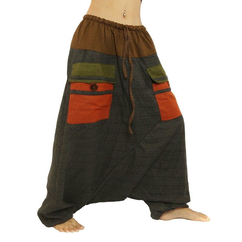 Pantalones harén bicolor con grandes bolsillos y cintura con cordón de algodón negro-marrón.
