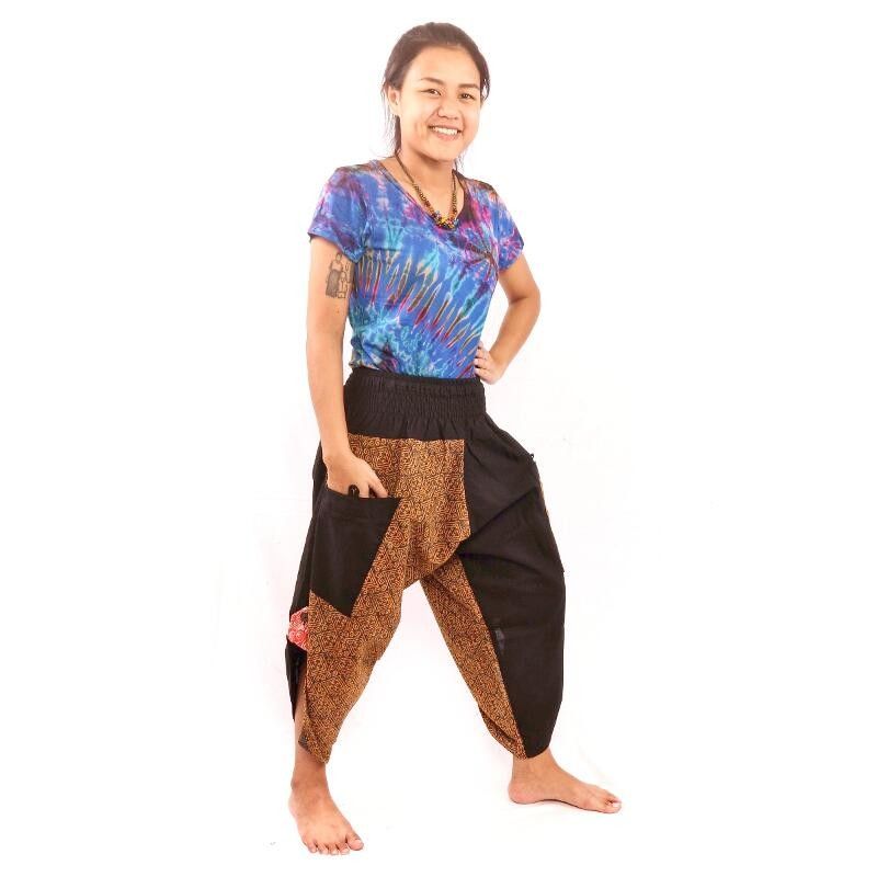 Pantalones harén 7/8 con bolsillos laterales con patrón étnico.