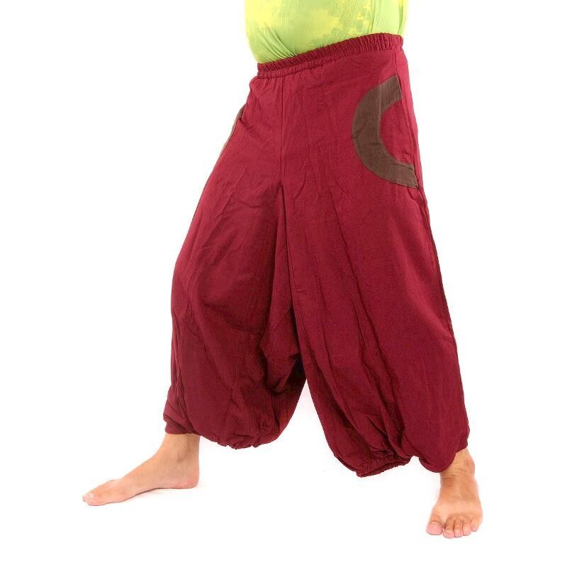 Pantalón Aladdin rojo oscuro con 2 bolsillos laterales y aplicaciones de tela.