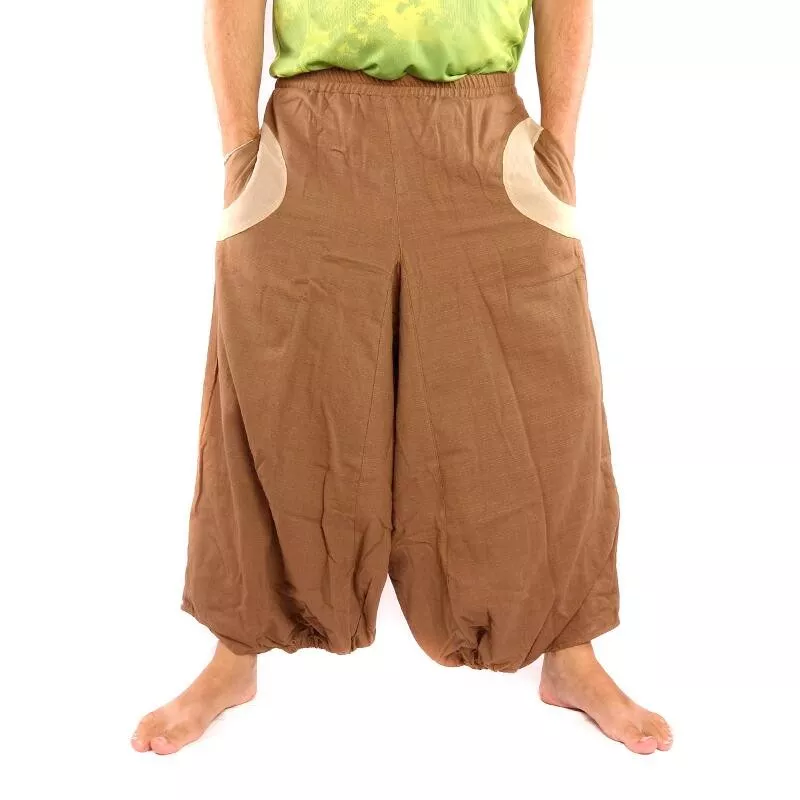Pantalon sarouel marron clair avec 2 poches latérales et applications en tissu coloré