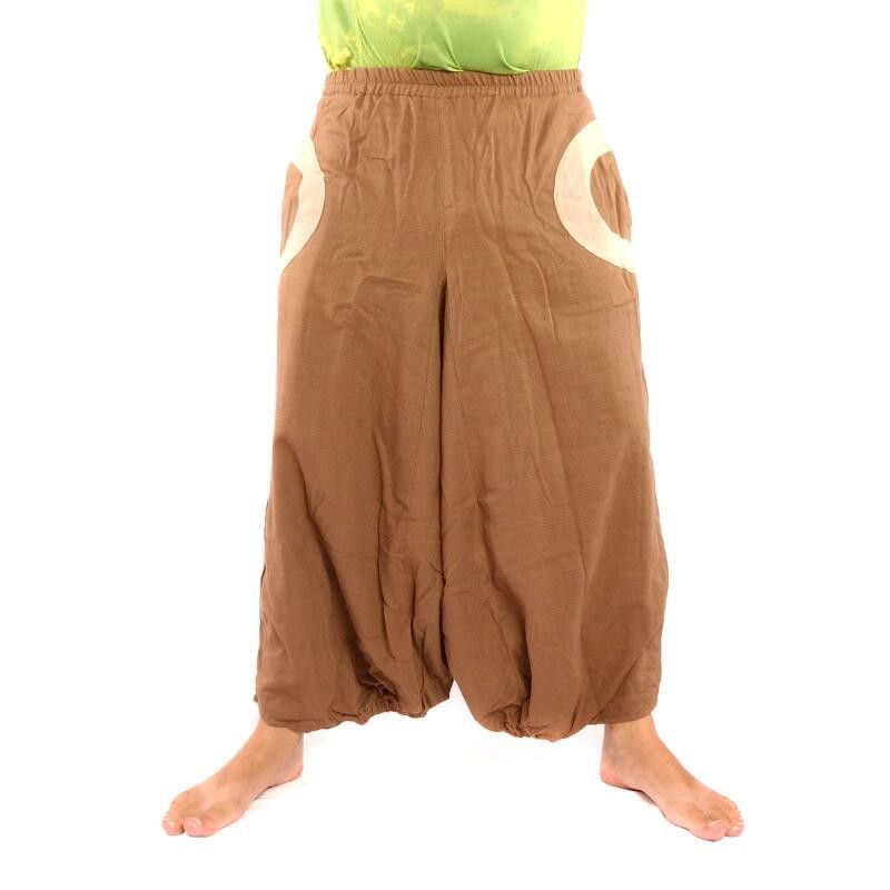 de color marrón claro Aladdin con dos bolsillos laterales y apliques de colores