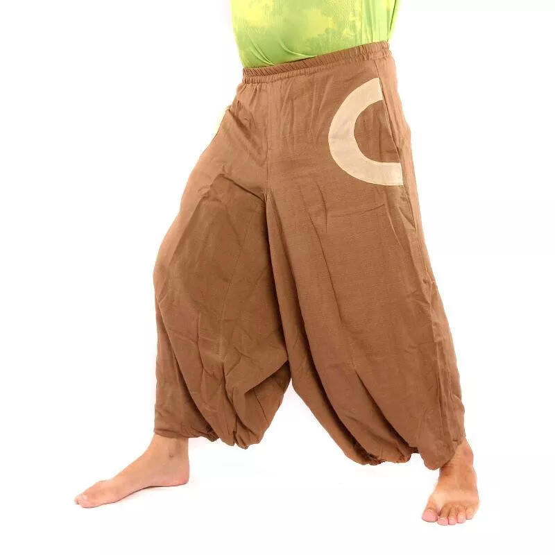 Pantalon sarouel marron clair avec 2 poches latérales et applications en tissu coloré