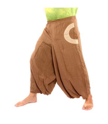 Pantalon sarouel marron clair avec 2 poches latérales et applications en tissu coloré