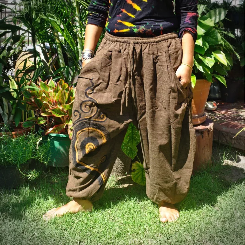 Harem capri pants with spiral pattern