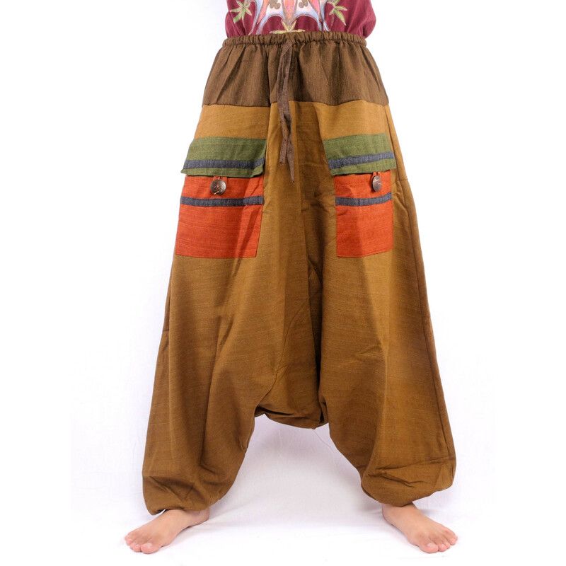 pantalones harén bicolor con grandes bolsillos y cintura con cordón.