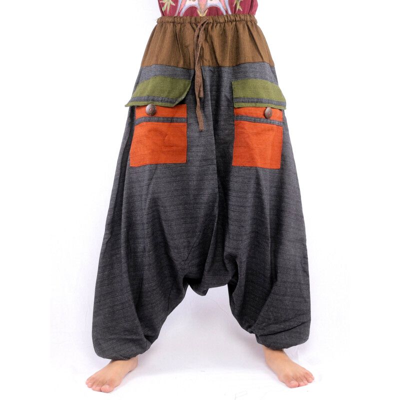 Pantalones harén bicolor con grandes bolsillos y cintura con cordón de algodón negro-marrón.